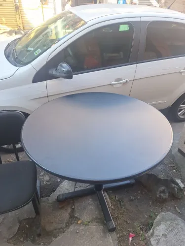 Mesa preta em bom estado. Pés de ferro.