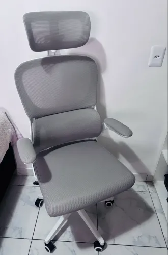 Cadeira ergonômica branca 