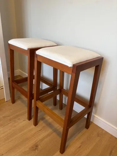 2 Banquetas de madeira e linho