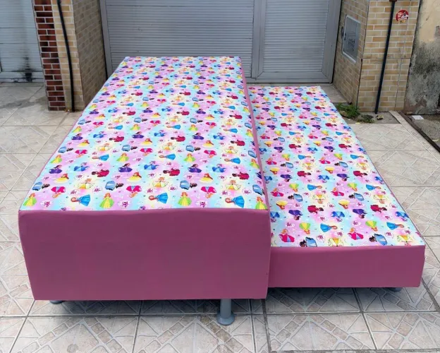Cama + auxiliar. Infantil c/ estampa de personagens