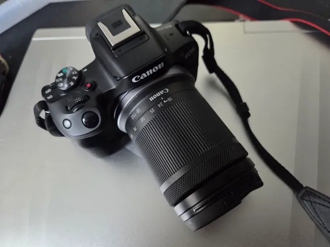 Câmera canon R50 mais lente Rf-s 18-150mm