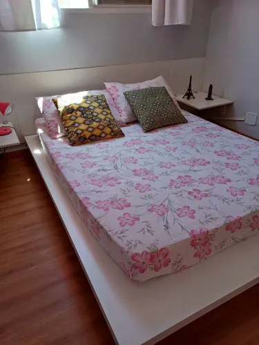 Cama Japonesa/Oriental de Madeira - Branca - Usada em Bom Estado