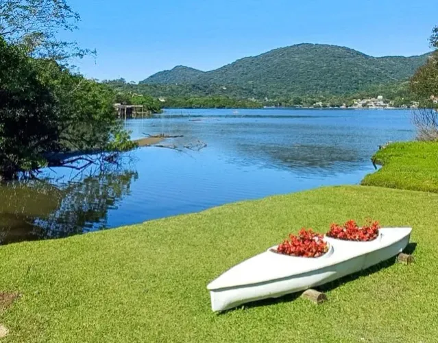 Chalé fantástico em meio à natureza na beira da Lagoa da Conceição