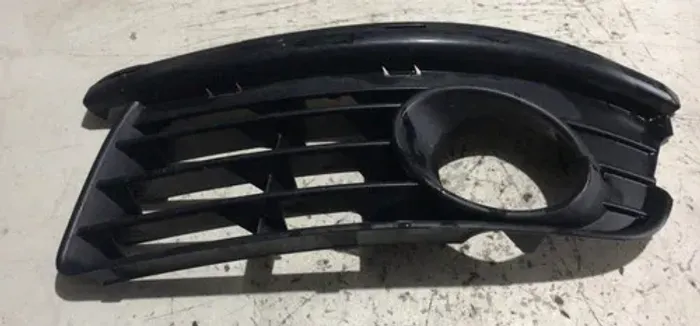 Moldura Farol Milha Esquerdo Jetta 2006 - 2010 Preto
