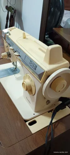 Máquina de costura Singer com gabinete de madeira