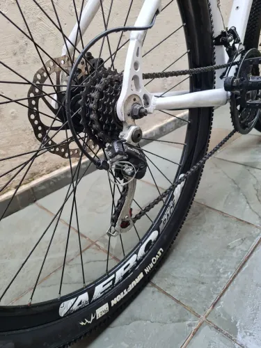 Bicicleta aro 29 quadro de alumínio freio a disco rodas aero e pneus novos