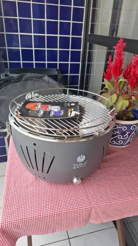 Churrasqueira portátil Table Grill a carvão 