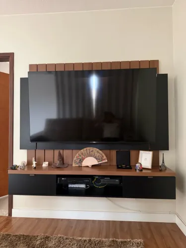 PAINEL TV COM RAQUE FIXO SUSPENSO