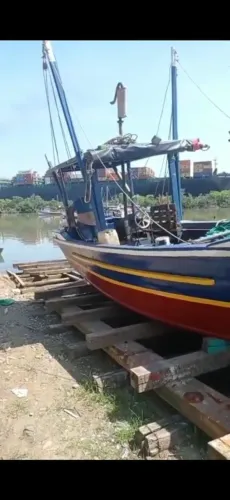 Barco pesca de camarão todo equipado motor de arranque placa solar  documento licença de o