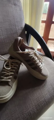 Lindo e original, vindo da Itália. Etiqueta 41, mas calça 40