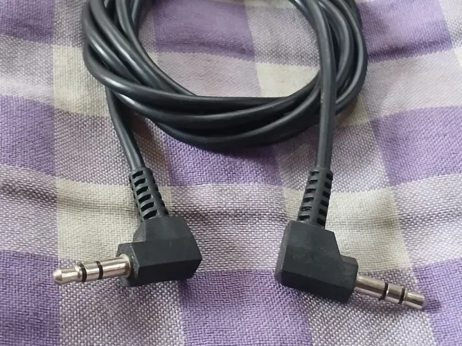 Cabo Auxiliar P2 x P2 Estéreo 1,30m - Conectores em L 90°