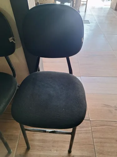 Cadeira de escritório, simples, estofada