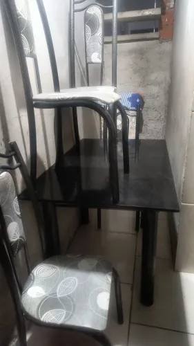 Vendo mesa de jantar de tampo de granito com 4 cadeiras ótimo pra uma ocasião especial