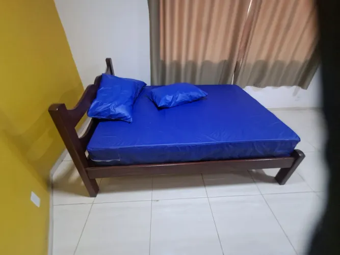 Cama Madeira maciça 500 REAIS (SEM COLCHAO) com o colchão mais 200 reais.