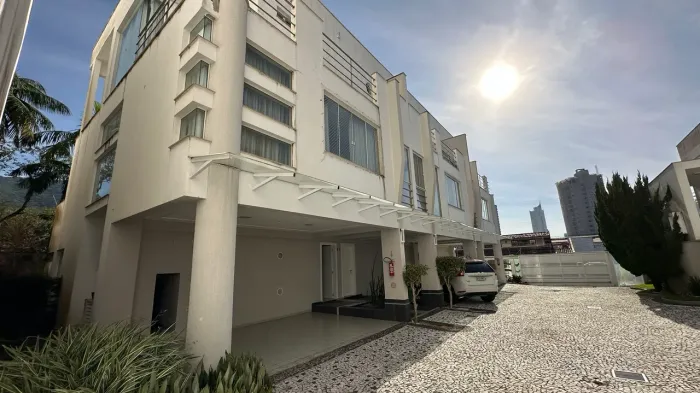 Casa à venda em Condomínio fechado com 3 suites no bairro Fazenda em Itajaí (SC)