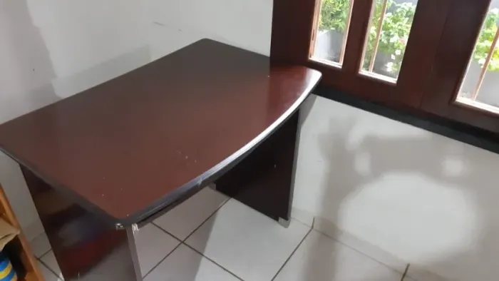 Duas Mesas de Escritório / Home Office (Mogno) - Excelente Oportunidade