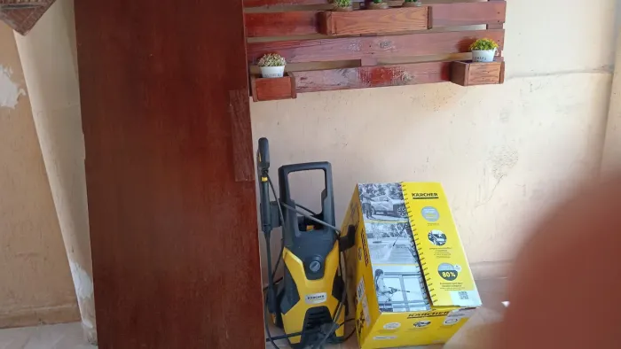 Vende-se uma porta de sucupira p banheiro e uma maquina de lavar de pressão motor induzido