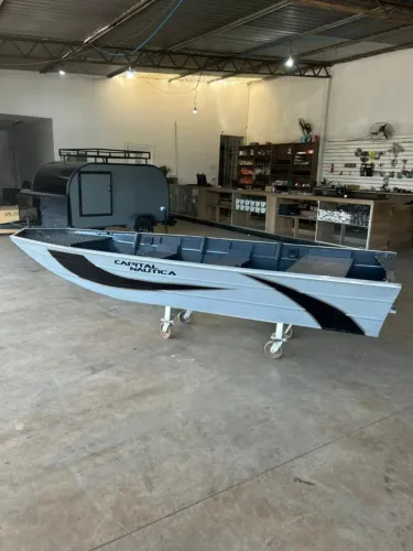 Barco 4 Metros com Viveiro e Borda Alta