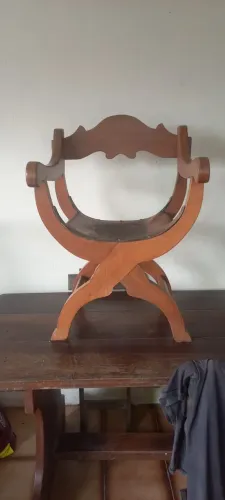 Cadeira antiga estilo Savonarola em madeira maciça