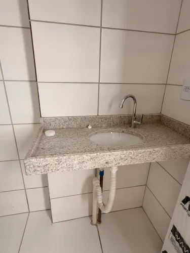 BANCADA EM GRANITO COM CUBA CELITE E TORNEIRA DECA
