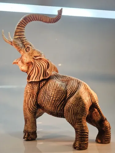 Elefante grande trazido do Egito pintado a mão