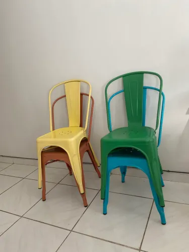 Vendo 4 cadeiras coloridas 