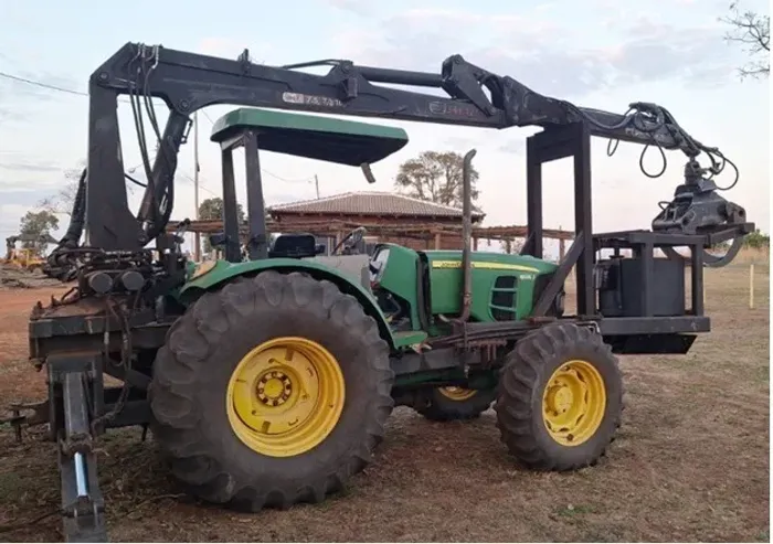 TRATOR COM GRUA FLORESTAL