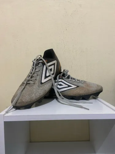 Chuteira Umbro campo 39