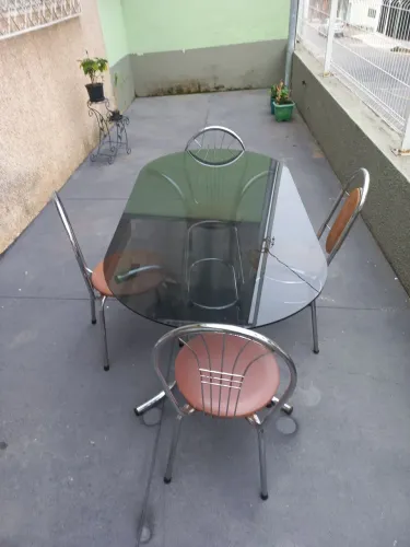 Mesa quatro cadeiras sendo 3 iguais e uma diferente