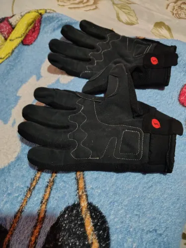Luvas pretas  da marca shiver  modelo rockert. São feitas de Poliéster e neoprene 