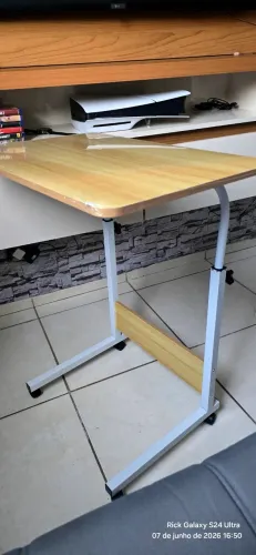 Mesa multiuso para computador e alimentação de bebê.
