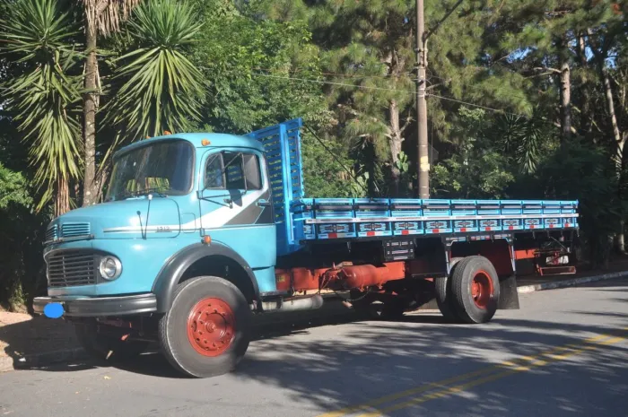 Mercedes Benz 1313 toco carroceria carga ceca
