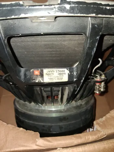 Alto falante de 18 polegadas tornado 5600 18 por 750 reais