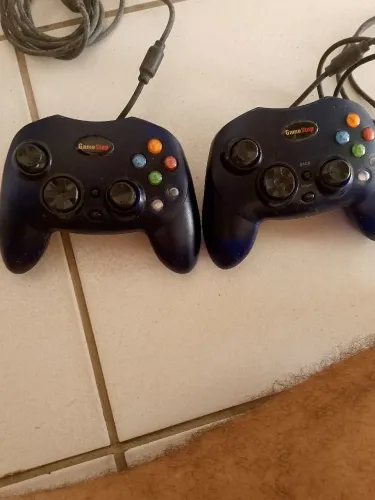 2 controles de Xbox clássico ou 1 