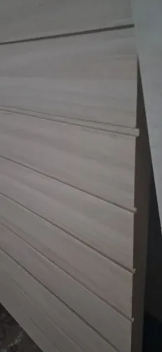 Painel para tv ripado na cor amadeirado 