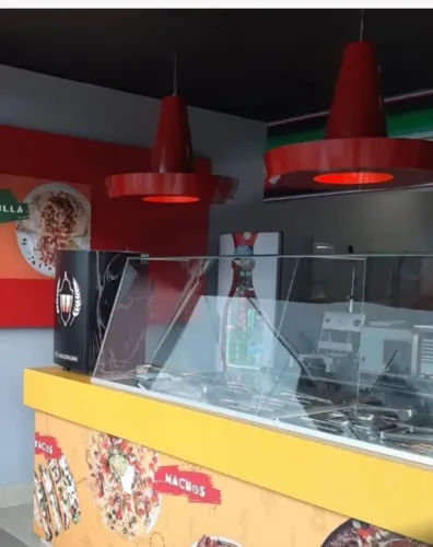 Conjunto de 3 luminárias pendentes de metal com pintura automotiva vermelha.