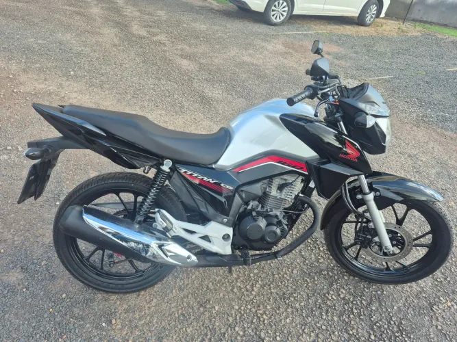Vende-se honda titan 160, 63 mil km, ano 2023, com chave reserva, excelente conservação.