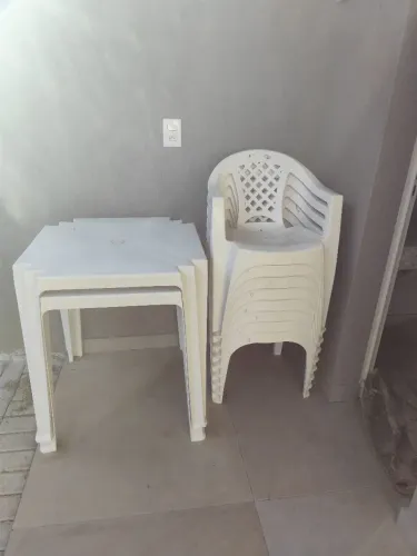 Mesa e cadeira de plástico Tramontina