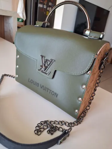 Bolsa Louis Vuitton - Verde com detalhes em madeira LV