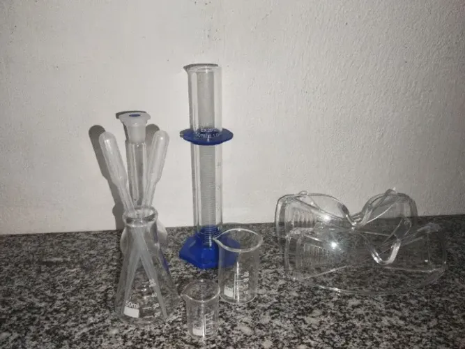 Kit de beckers de vidro, conta gotas e dois óculos de proteção 