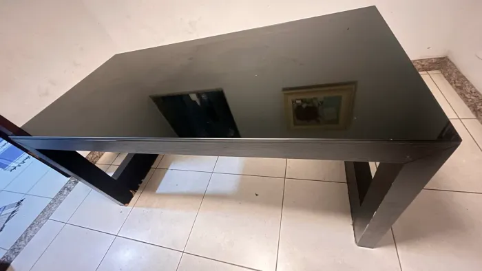 Mesa de vidro sem cadeira