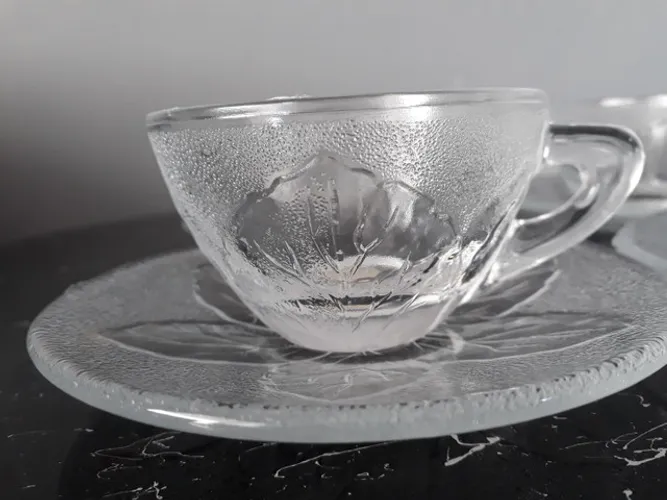 Relíquia, lindo jogo antigo de xícaras para café, trabalhado com folhas