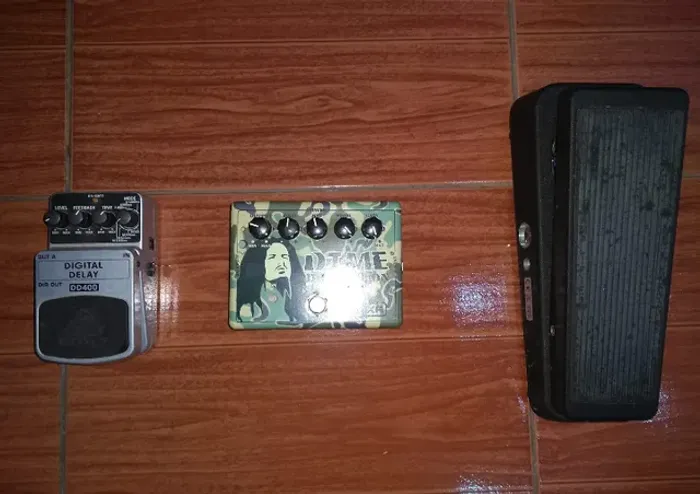 Pedal Wah Wah, delay e distortion