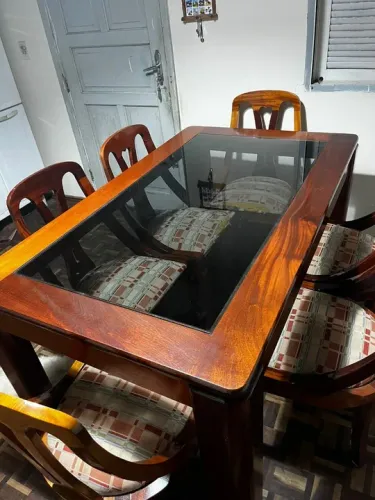 Mesa de Jantar de Madeira Maciça com Tampo de Vidro