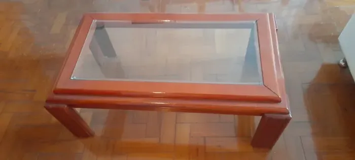 Mesa de centro em madeira e vidro