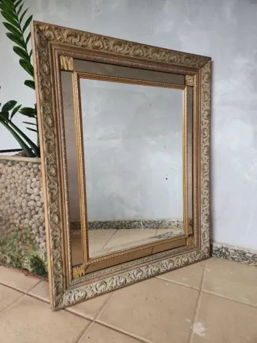 Espelho bisotado com moldura em madeira