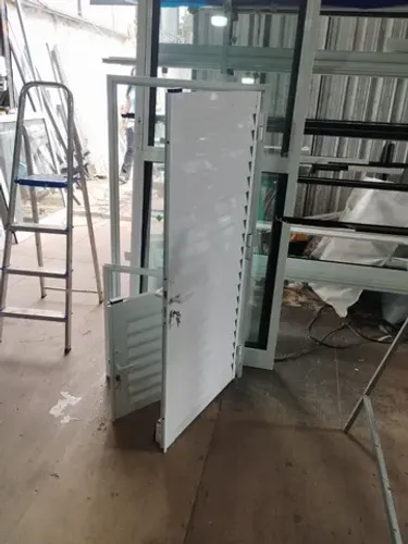 Portinhola de alumínio veneziana ventilada, sob medida, linha suprema, branca,preto fosco