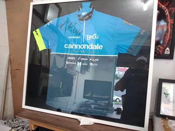 quadro porta camisa medida 85 x 85cm 
