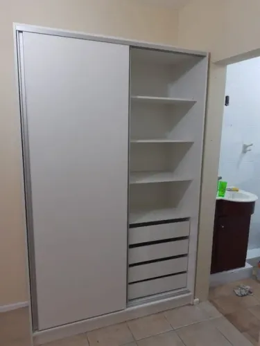 **PROMOÇÃO** Roupeiro em 100%MDF 1,80M De largura 