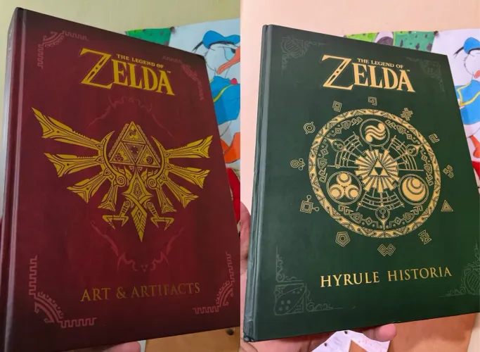 The Legend of Zelda Art & Artifacts e Hyrule Historia, edições em inglês.
